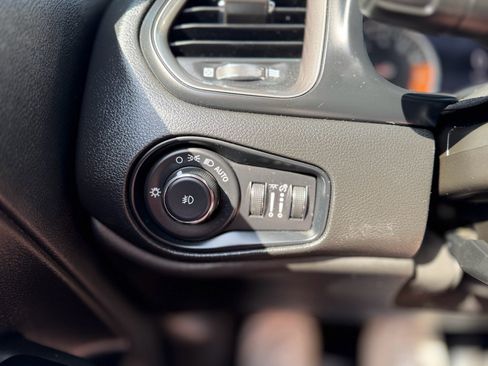 Used 2022 Jeep Renegade Latitude AWD/4WD image 33