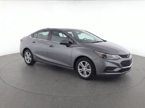 Used 2018 Chevrolet Cruze LT FWD image 2