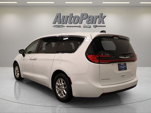 Used 2025 Chrysler Pacifica Select FWD image 8
