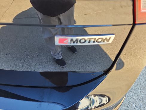 Used 2019 Volkswagen Tiguan SE w/ Panoramic Sunroof Package image 5