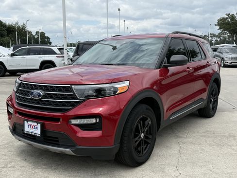 Used 2022 Ford Explorer XLT w/ Equipment Group 202A RWD image 10