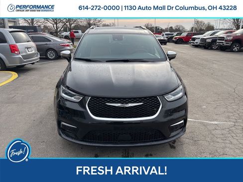 Used 2025 Chrysler Pacifica Pinnacle w/ Trailer Tow Group image 9