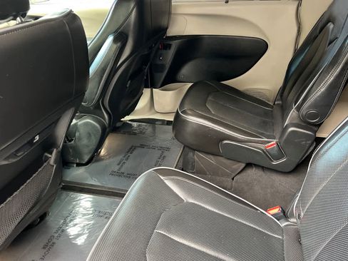 Used 2020 Chrysler Pacifica Limited image 4