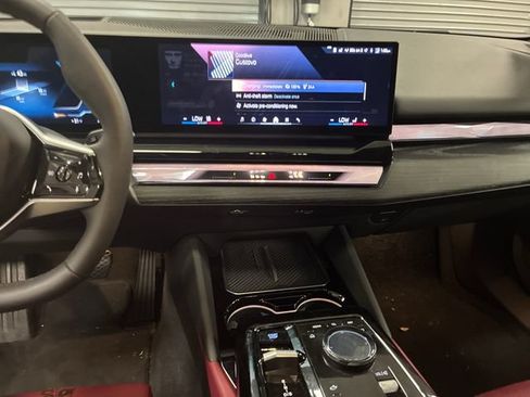 Used 2026 BMW i5 eDrive40 w/ Premium Package RWD image 18