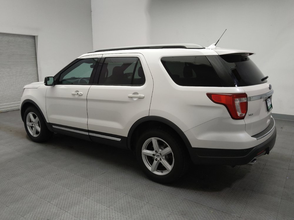 Used 2018 Ford Explorer XLT w/ Equipment Group 202A FWD image 3
