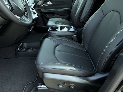 New 2026 Chrysler Pacifica Select FWD image 20