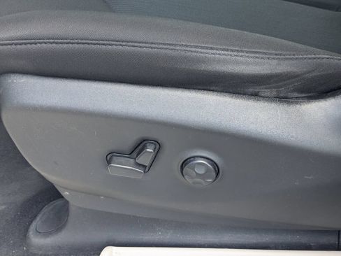 Used 2022 Chrysler Voyager LX FWD image 16