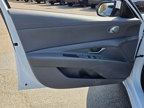 Used 2021 Hyundai Elantra SE FWD image 20