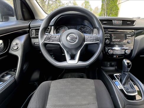 Used 2018 Nissan Rogue Sport SV AWD/4WD image 6