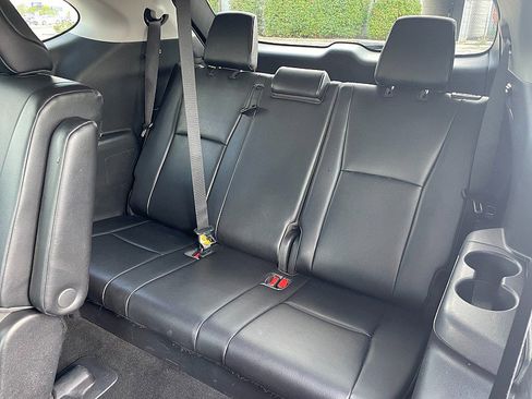 Used 2021 Toyota Highlander XLE image 32