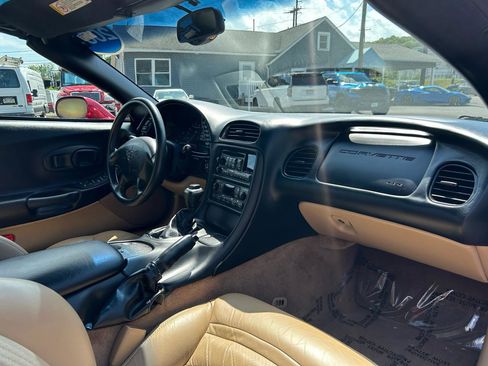 Used 2004 Chevrolet Corvette Coupe w/ Preferred Equipment Group RWD image 17