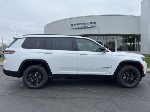 New 2025 Jeep Grand Cherokee L Altitude image 46