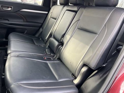 Used 2019 Toyota Highlander XLE w/ Carpet Mat Package (TMS) image 22