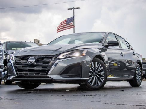 Used 2025 Nissan Altima 2.5 SV FWD image 1