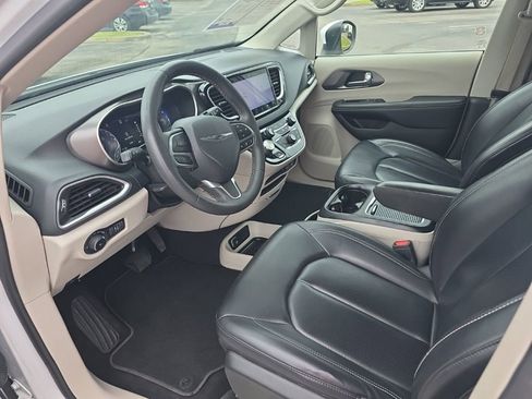 Used 2023 Chrysler Pacifica Touring-L FWD image 7