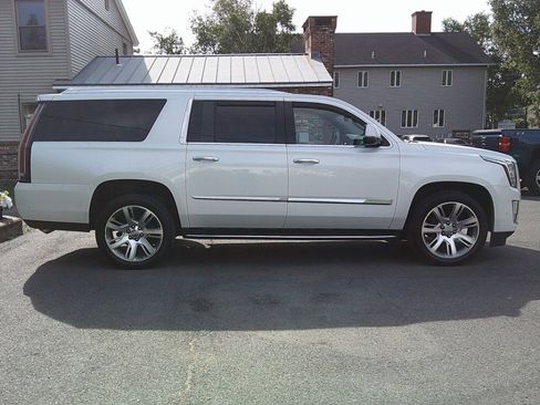 Used 2017 Cadillac Escalade ESV Luxury AWD/4WD image 7