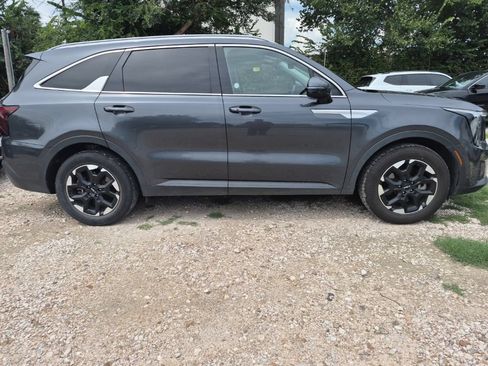 Used 2024 Kia Sorento S FWD image 5