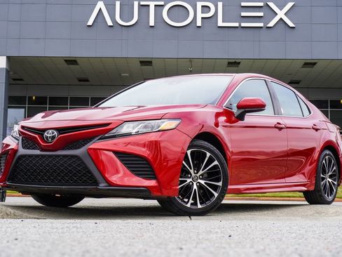 Used 2019 Toyota Camry SE image 1