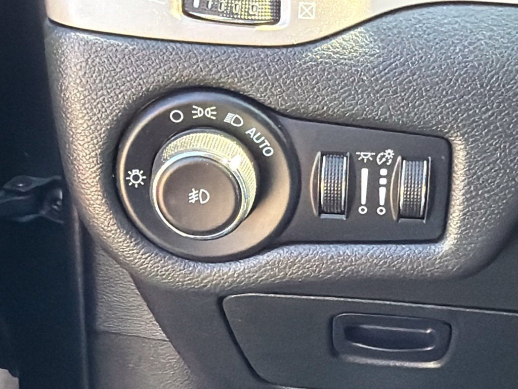 Used 2015 Jeep Cherokee Latitude w/ Cold Weather Group AWD/4WD image 28