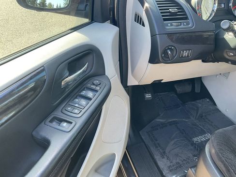 Used 2014 Dodge Grand Caravan SXT w/ UConnect Hands-Free Group image 22