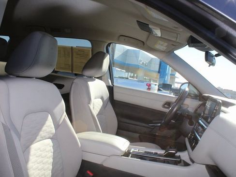 Used 2023 Nissan Pathfinder SV image 15