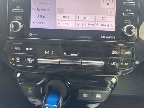 Used 2022 Toyota Prius XLE image 18