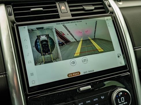 New 2026 Land Rover Discovery Dynamic SE image 25