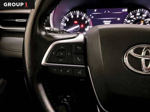 Used 2021 Toyota Highlander XLE AWD/4WD image 24