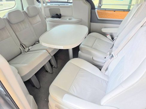 Used 2008 Chrysler Town & Country Limited w/ Entertainment Group #3 FWD image 16