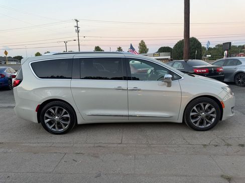 Used 2020 Chrysler Pacifica Limited w/ Tire & Wheel Group FWD image 4