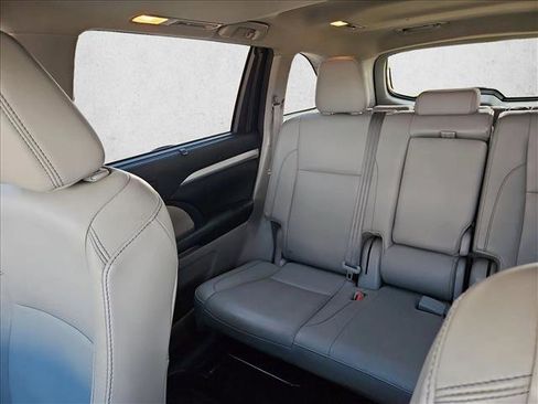 Used 2016 Toyota Highlander XLE AWD/4WD image 6