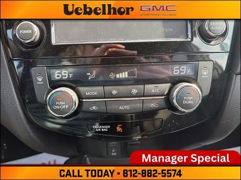 Used 2017 Nissan Rogue SV w/ SV Premium Package image 24