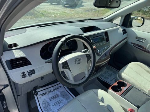 Used 2013 Toyota Sienna XLE FWD image 45