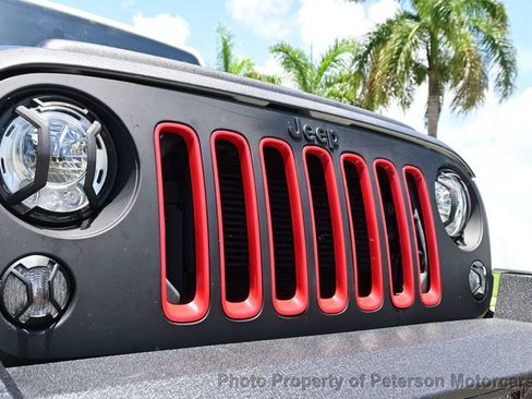 Used 2018 Jeep Wrangler Sahara w/ Connectivity Group AWD/4WD image 15