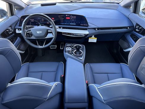 New 2026 Cadillac Optiq Luxury 2 image 32