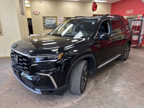 Used 2024 Honda Pilot Touring image 3