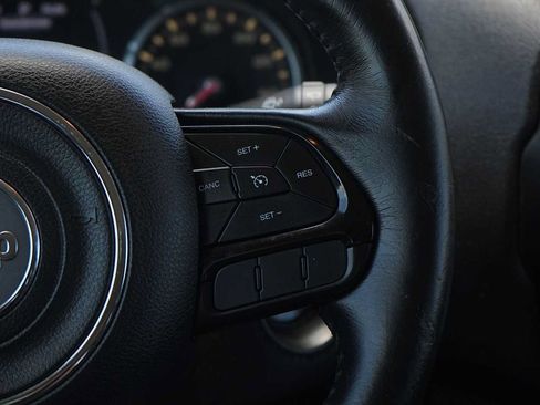 Used 2018 Jeep Renegade Altitude FWD image 18