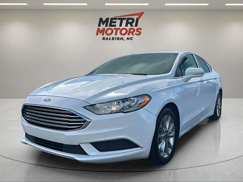 Used 2017 Ford Fusion SE image 2