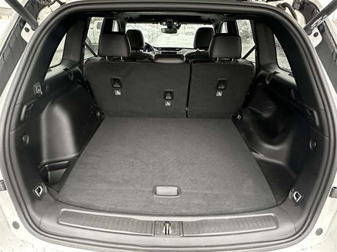 Used 2024 Jeep Grand Cherokee Altitude image 9