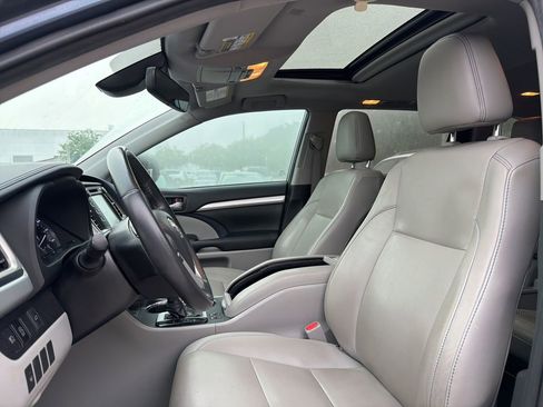 Used 2019 Toyota Highlander XLE FWD image 9