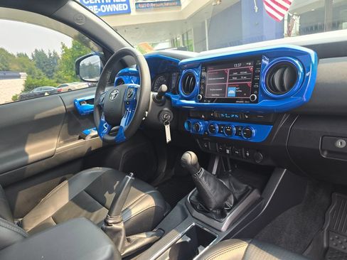 Used 2020 Toyota Tacoma TRD Off-Road w/ TRD Premium Off Road Package AWD/4WD image 10