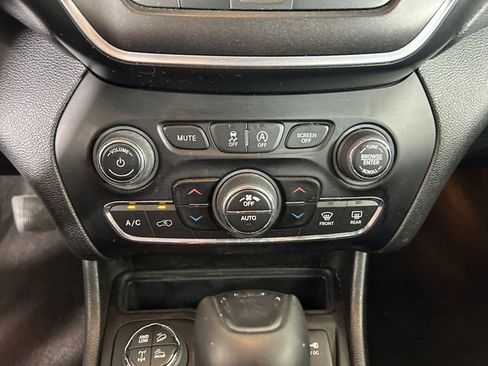 Used 2019 Jeep Cherokee Trailhawk w/ Comfort/Convenience Group AWD/4WD image 24