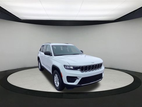 Used 2024 Jeep Grand Cherokee Laredo image 2