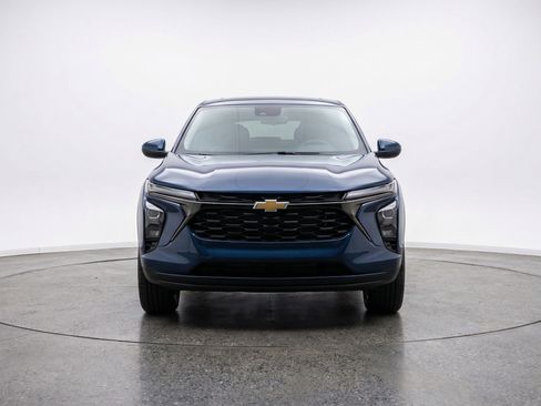 Used 2025 Chevrolet Trax LT image 2