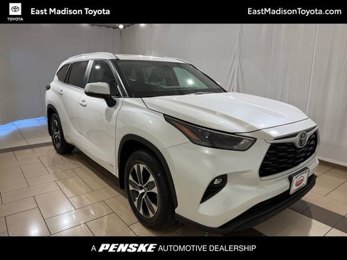 Certified 2025 Toyota Highlander XLE AWD/4WD image 1