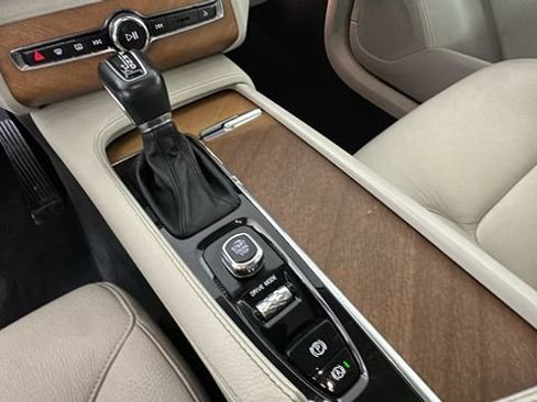 Used 2021 Volvo XC90 T6 Momentum AWD/4WD image 21