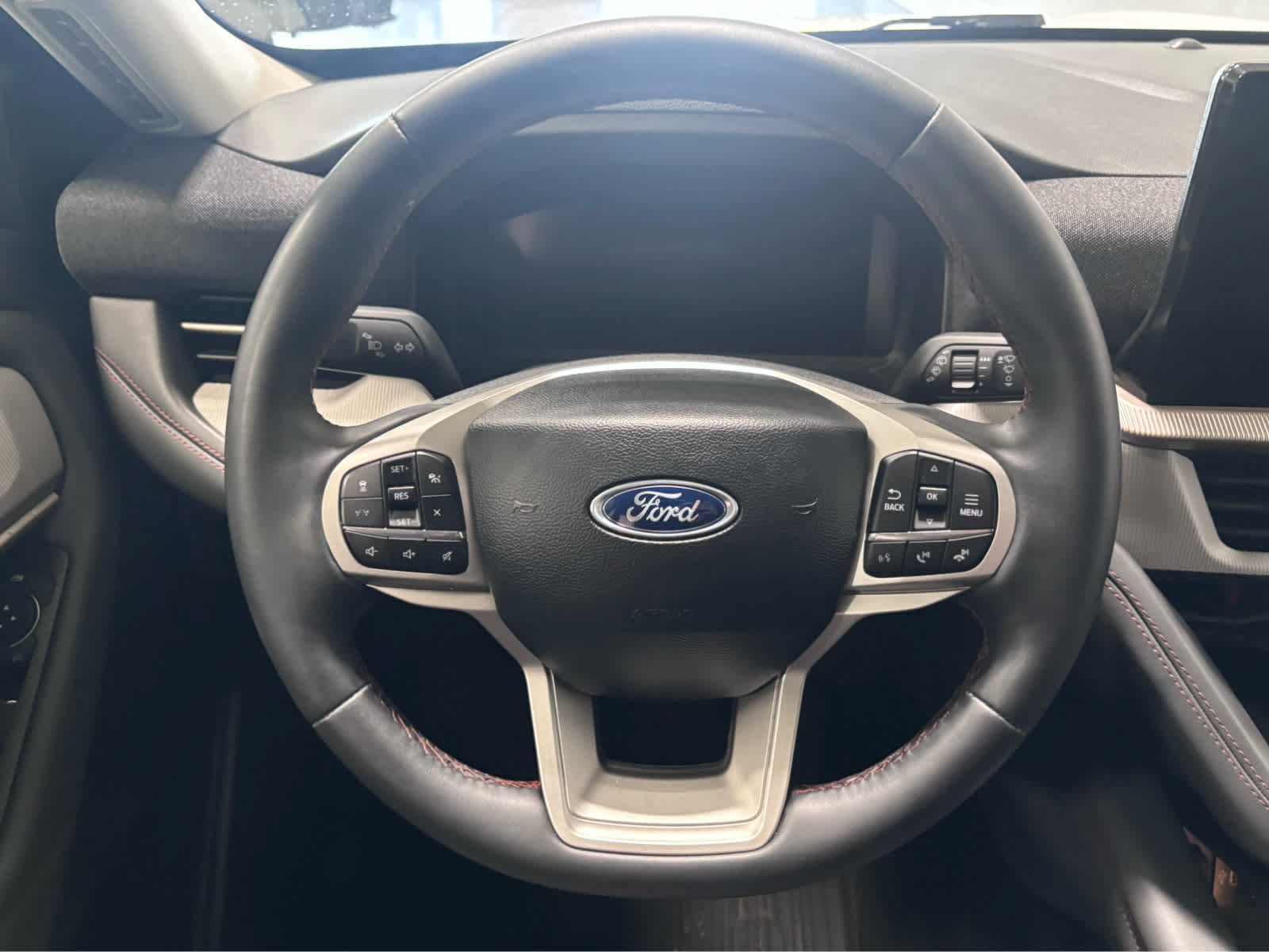 Used 2025 Ford Explorer Active AWD/4WD image 17