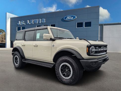 New 2025 Ford Bronco Outer Banks w/ Sasquatch Package image 1