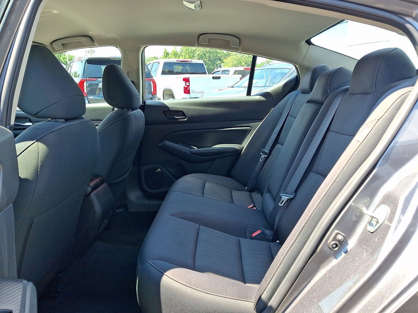 Used 2025 Nissan Altima 2.5 SV FWD image 11