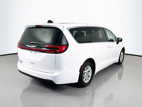 Used 2023 Chrysler Pacifica Touring-L FWD image 7